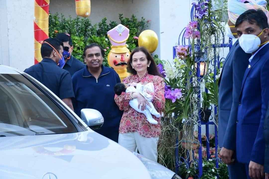 Isha Ambani : जुड़वा बच्चों संग मुंबई लौटी ईशा अंबानी, 300 किलो सोने का चढ़ाएगा परिवार, देखें वायरल वीडियो
