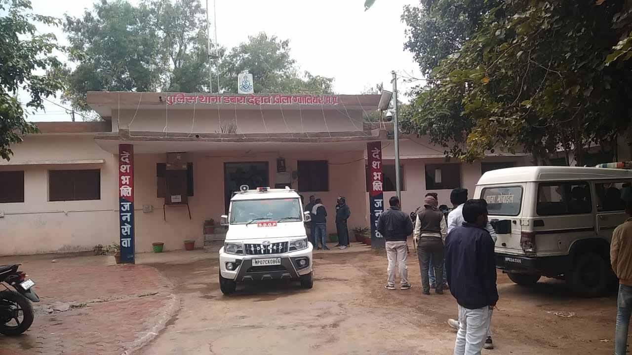 Dabra News : अधेड़ की पत्थर से कुचलकर की निर्मम हत्या, जांच में जुटी पुलिस