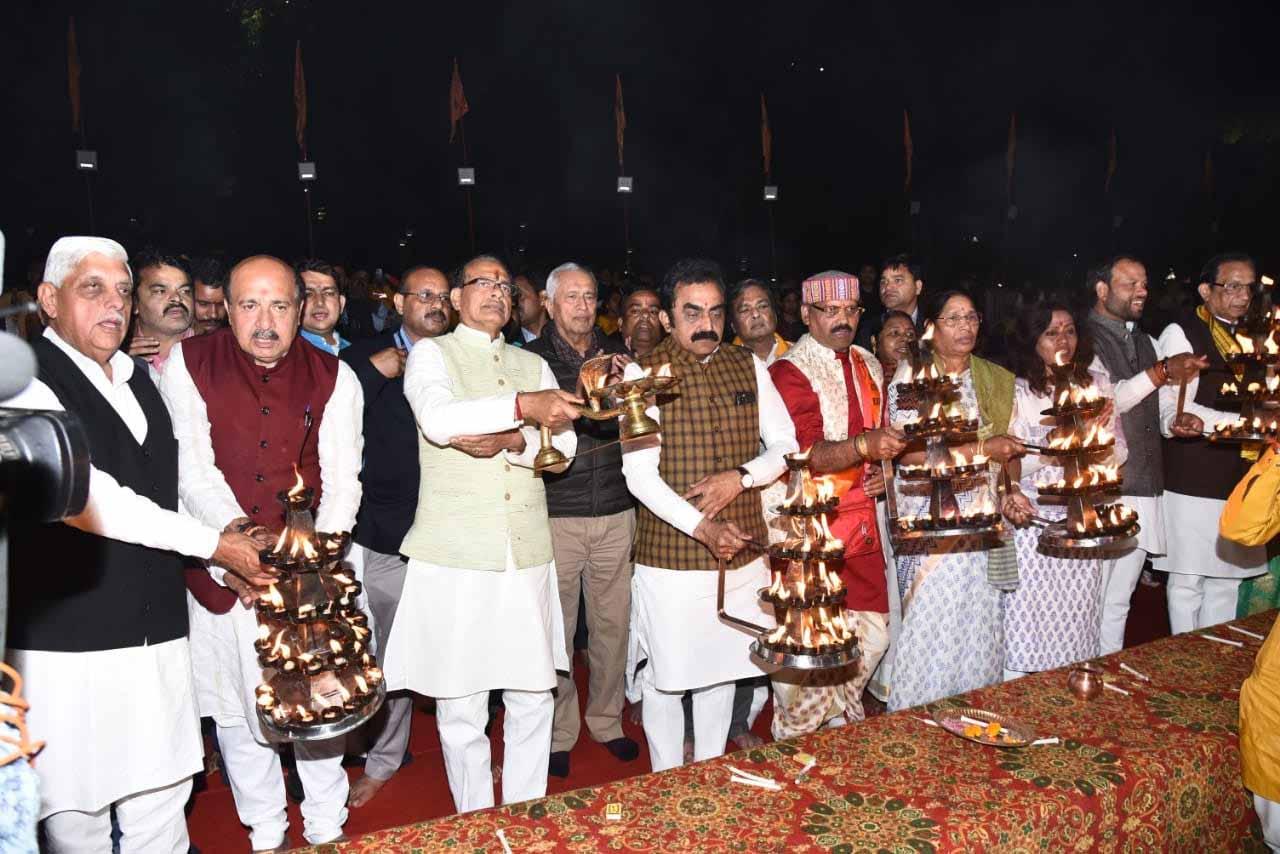 मुख्यमंत्री शिवराज सिंह ने की महाआरती, बोले – मां नर्मदा मध्यप्रदेश की जीवनधारा