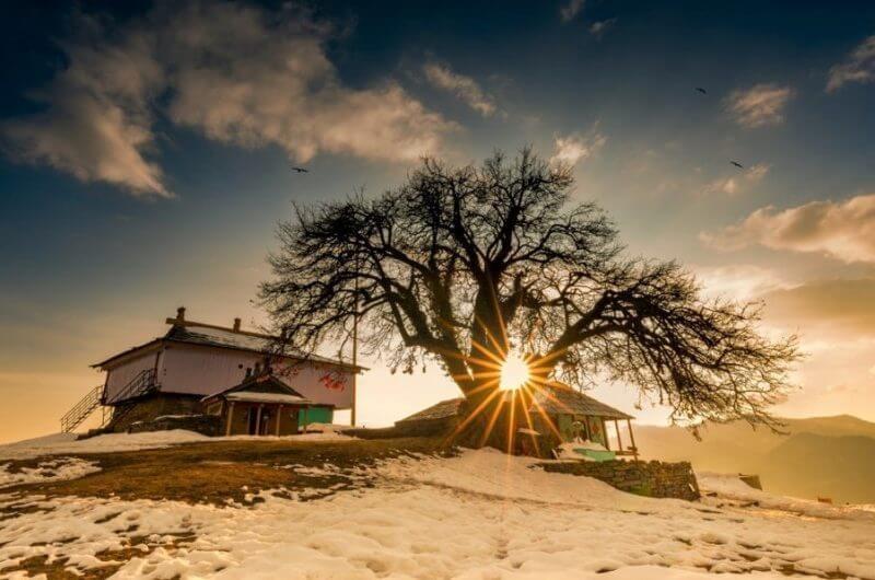 Bijli Mahadev : भोलेनाथ को लगते हैं इस मंदिर में बिजली के झटके, खंडित हो जाता है शिवलिंग 