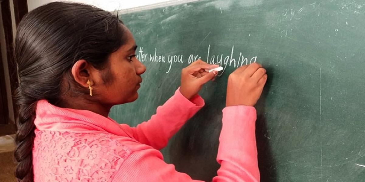 Aadi Swaroopa के Handwriting Skill को देखकर आप भी रह जाएंगे दंग, सोशल मीडिया पर वीडिया हो रहा वायरल