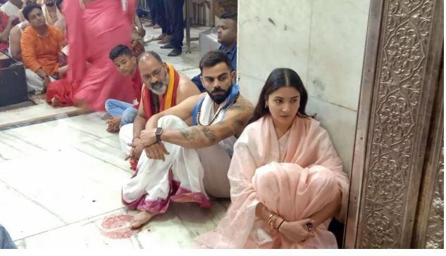 VIDEO: महाकाल दर्शन करने उज्जैन पहुंचे विराट कोहली-अनुष्का शर्मा, माथे पर चंदन-गले में रुद्राक्ष माला, भस्म आरती में भी लिया भाग