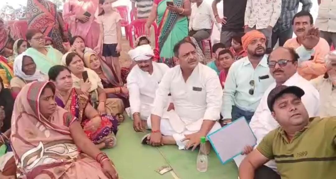 Katni News: रहवासी क्षेत्र में खोली गई शराब दुकान, लोगों ने किया विरोध, आबकारी विभाग ने करवाई बंद