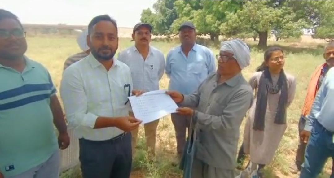 सतना में कलेक्टर की अनूठी पहल, खुद खड़े रहकर कराया जमीनों का सीमांकन