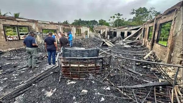 Shocking News : 14 साल की छात्रा के गुस्से ने ली 20 लोगों की जान, फोन छीनने से थी नाराज