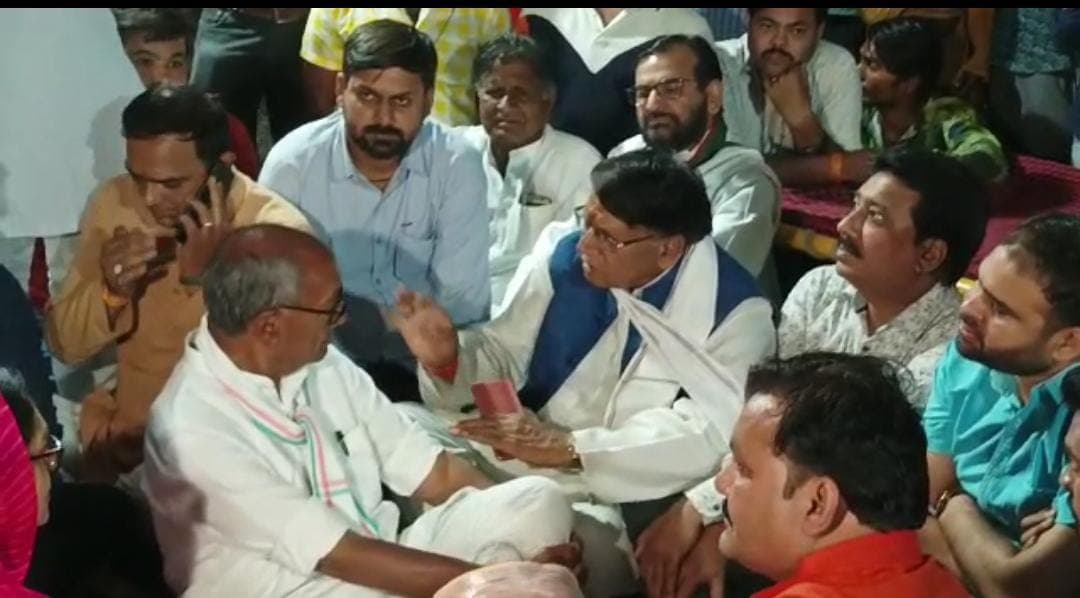 पूर्व मुख्यमंत्री दिग्विजय बीच सड़क पर खटिया डालकर धरने पर बैठे