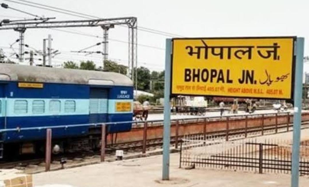 स्टेशन में लिफ्ट में फंसे यात्री, ट्रेन छूटी, करीबन आधे घंटे की मशक्कत के बाद बाहर निकाला गया