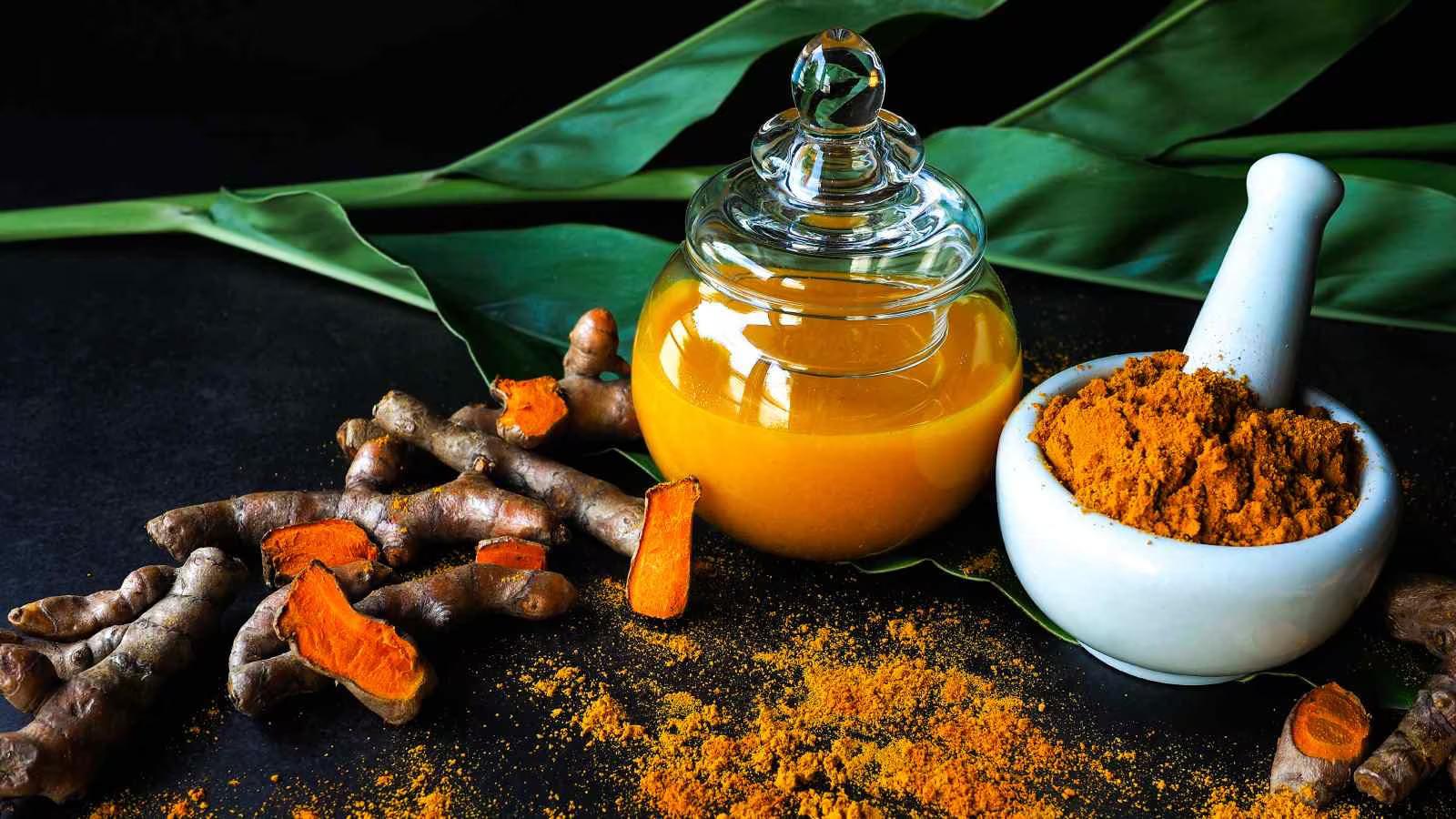 Turmeric Water Benefits: जानें सुबह खाली पेट हल्दी वाला पानी पीने के 5 फायदे, घर पर आसानी से करें तैयार