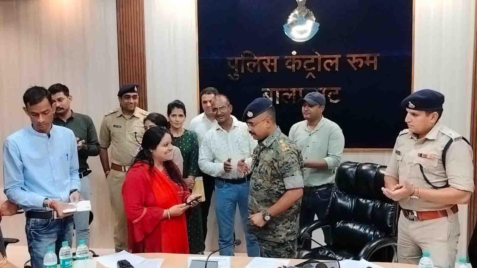 Balaghat News : 22 लाख के फोन पुलिस ने लौटाए वापस, फोन पाकर खिले लोगों के चेहरे