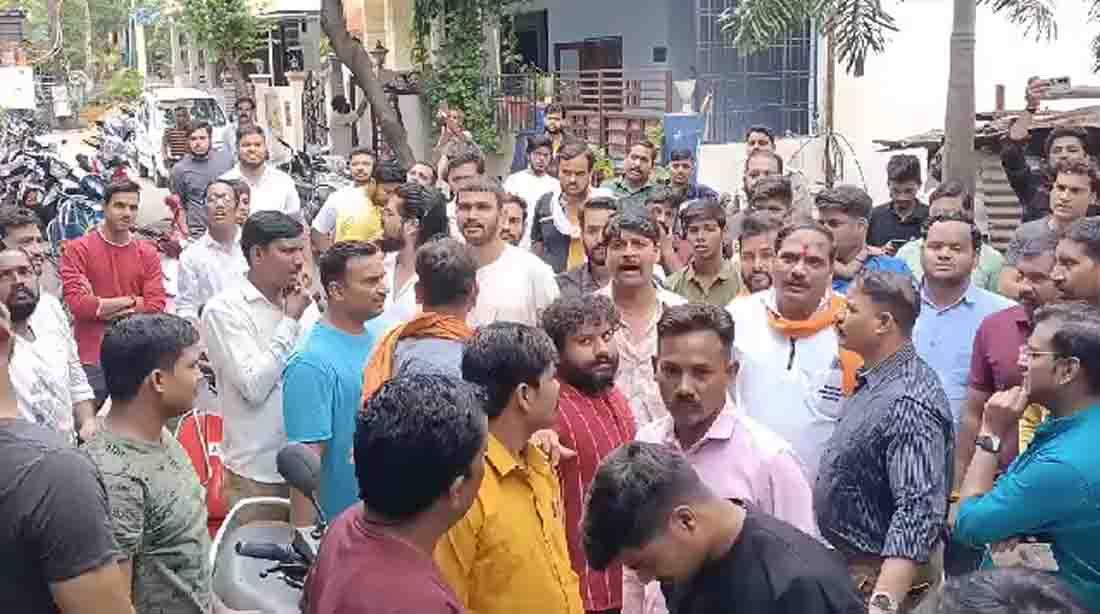 धर्मांतरण मामला : यीशु की प्रार्थना पर भड़के बजरंग दल के कार्यकर्ता, किरायेदारदार के घर मिली धार्मिक किताबें