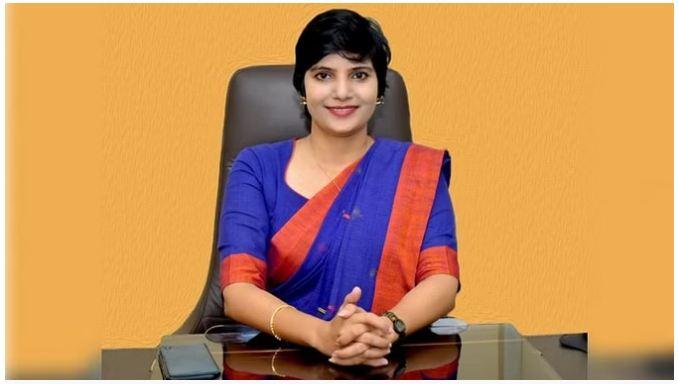 IAS Success Story : लंदन की छोड़ी नौकरी, भारत आकर शुरू की UPSC की तैयारी, दूसरे प्रयास में सफल होकर पिता की तरह बनी अफसर