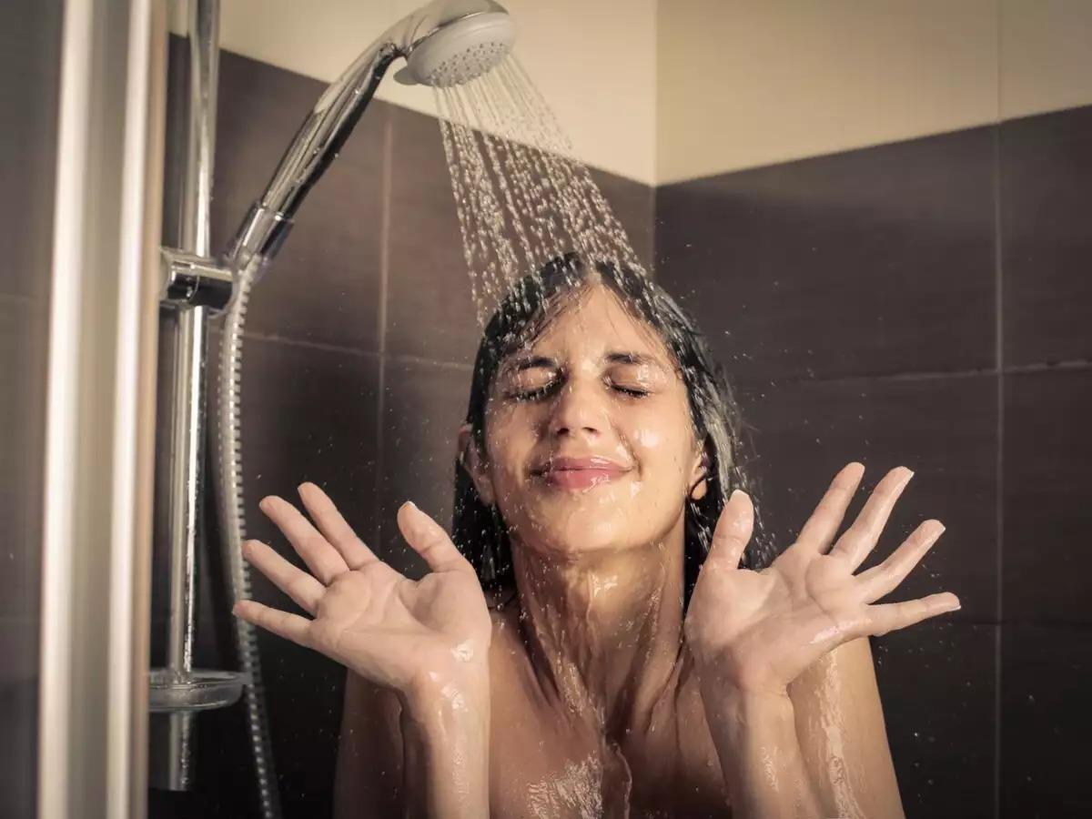 रोजाना स्नान करते समय करें इस एक मंत्र का जाप, स्वस्थ शरीर के साथ मिलेंगे ये फायदे