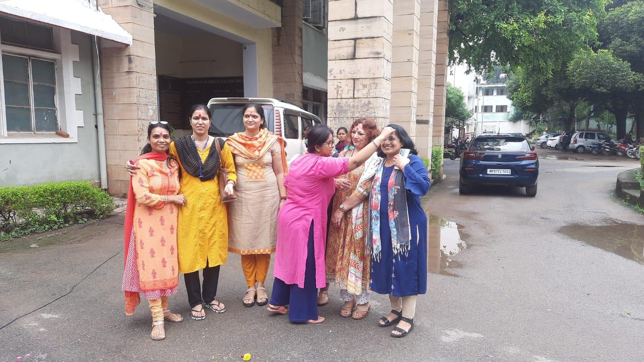 MP News : शिवराज कैबिनेट के फैसले से झूमे डॉक्टर्स, मेडिकल कॉलेज में जश्न का माहौल