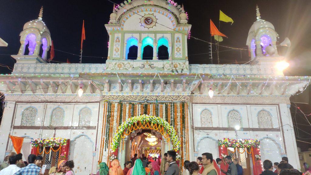 Panna News: जुगल किशोर मंदिर के गर्भगृह में घुसी महिला, किया अमर्यादित आचरण, श्रद्धालुओं में आक्रोश