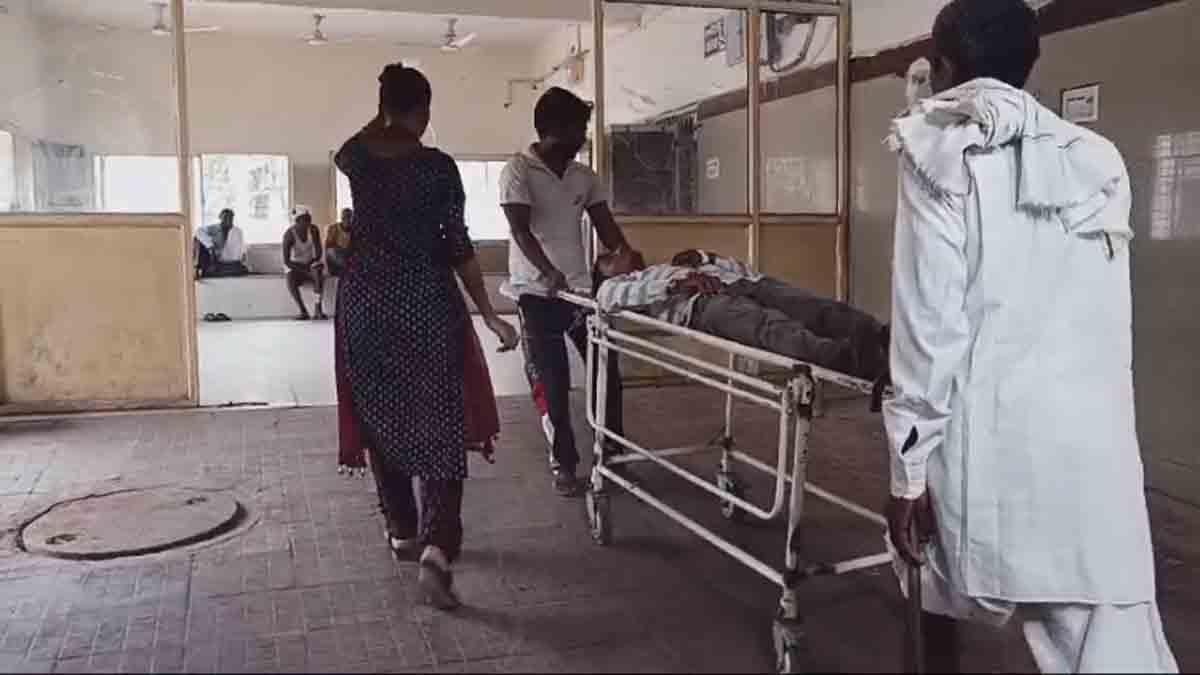 अंधविश्वास : मंदिर में पूजा करते-करते युवक ने देवी मां को चढ़ा दी अपनी जीभ, जिला अस्पताल में इलाज जारी