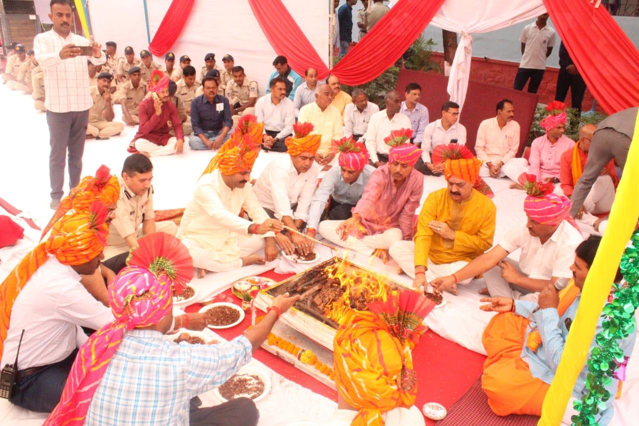 विजयादशमी पर पुलिस लाइन भोपाल में हुआ शस्त्रपूजन, पुलिस आयुक्त हरिनारायणचारी मिश्र ने की पूजा