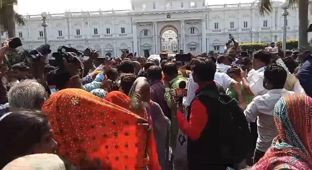 जय विलास पैलेस पर हंगामा, सिंधिया के पैरों में गिरे मुन्नालाल गोयल के समर्थक, सिंधिया ने जमीन पर बैठ दी समझाइश
