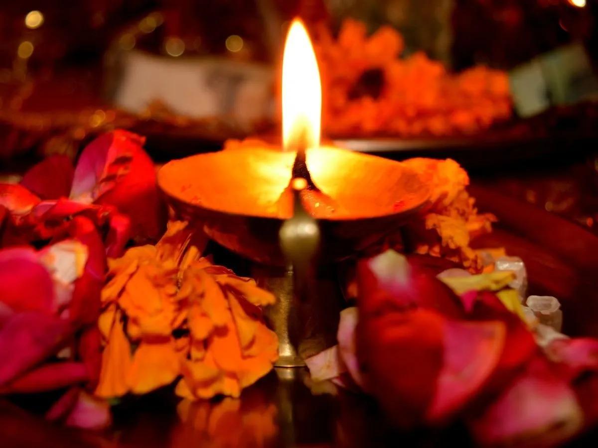 नवरात्रि के दौरान अखंड ज्योत जलाने के नियम, जानें किस दिन जलाएं