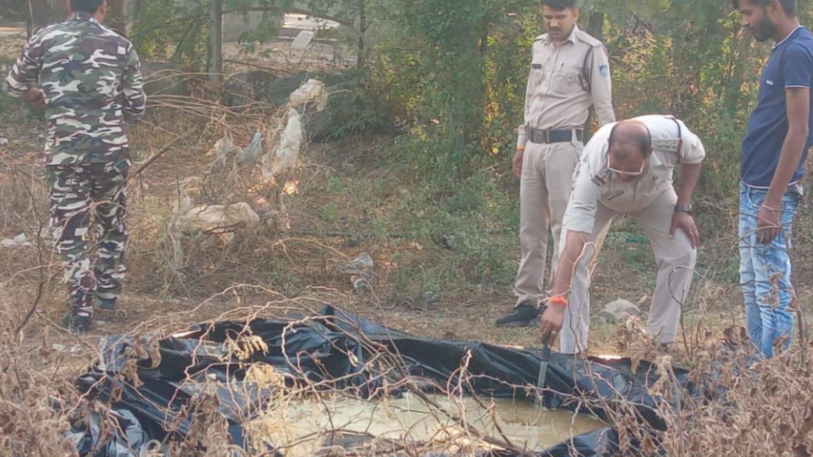 MP Election 2023 में खपाने के लिए तैयार की जा रही अवैध कच्ची शराब ग्वालियर पुलिस ने जब्त की, आरोपी फरार