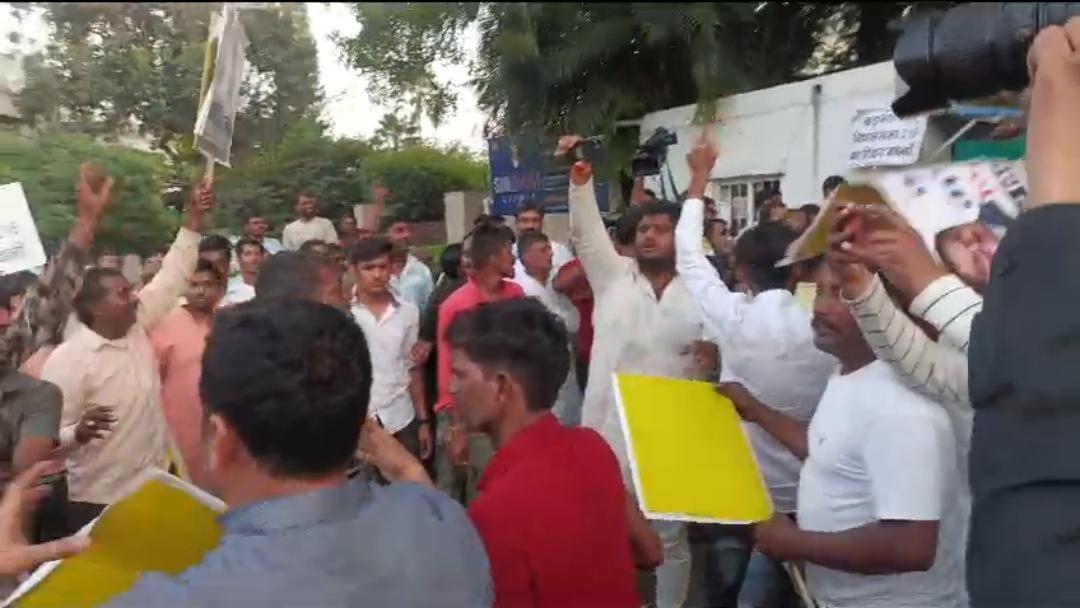 पीसीसी चीफ कमलनाथ के बंगले के सामने पेट्रोल छिड़ककर कार्यकर्ताओं का हंगामा