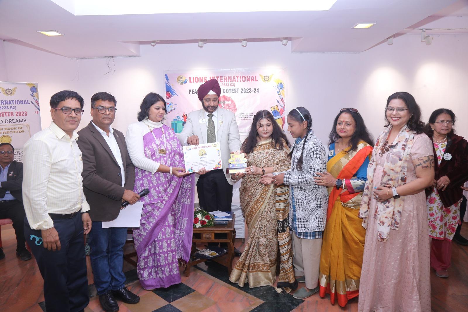 10 हजार से ज्यादा विद्यार्थियों ने बनाया गोल्डन बुक्स ऑफ वर्ल्ड रिकॉर्ड, 11 जिलों में एक साथ पीस पोस्टर पर चित्र बनाकर रिकार्ड किया अपने नाम