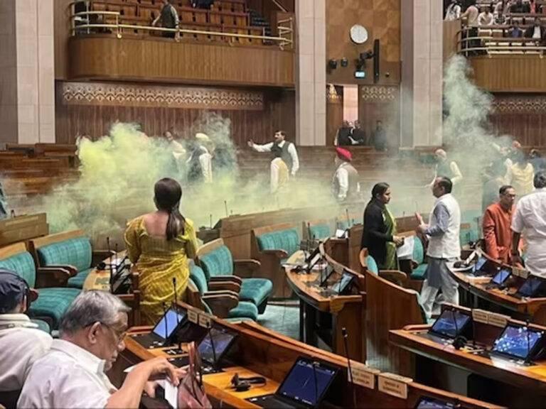 Photos : कूदता-फांदता युवक, जूते में स्मोक क्रैकर, हाथ में टियर गैस स्प्रे। देखिए पूरा वाक़िये जब लोकसभा में हर तरफ हो गया धुआं-धुआं