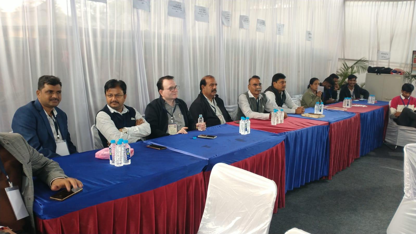 इंदौर जिला प्रशासन ने चुनाव में किए कई नवाचार, पत्रकारों का हुआ सम्मान