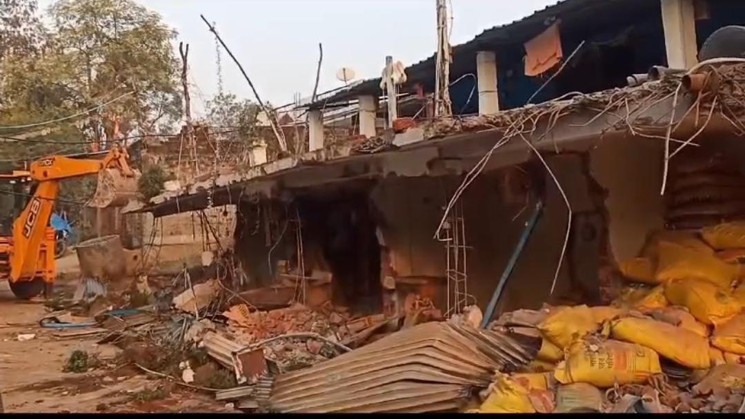 नर्मदापुरम में रेत माफिया के अवैध निर्माण पर चला बुलडोजर, अतिक्रमण कर बना रखी थी चार दुकानें