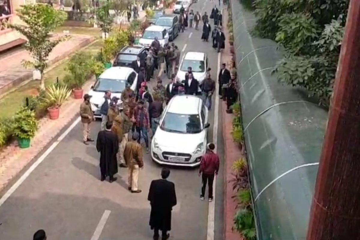 ग्वालियर हाई कोर्ट की सुरक्षा में बड़ी चूक, अंदर घुसी तेज रफ़्तार दो कार, मचा हडकंप, कार में थे युवक युवती, पुलिस को सौंपा