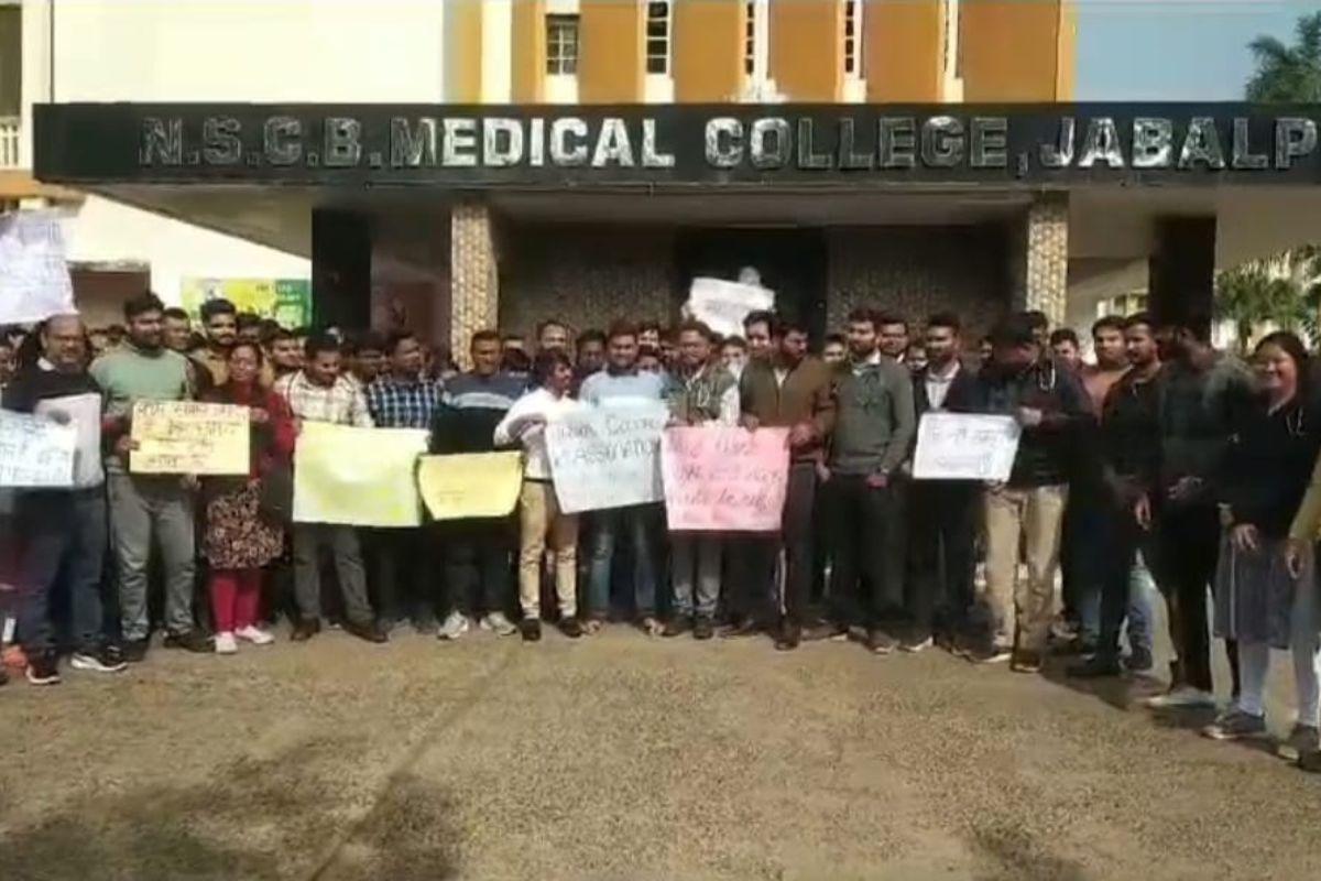 जबलपुर मेडिकल कॉलेज के पीजी डॉक्टर्स हड़ताल पर, ओपीडी में मरीज परेशान, सीनियर डॉक्टर्स की ड्यूटी लगाई