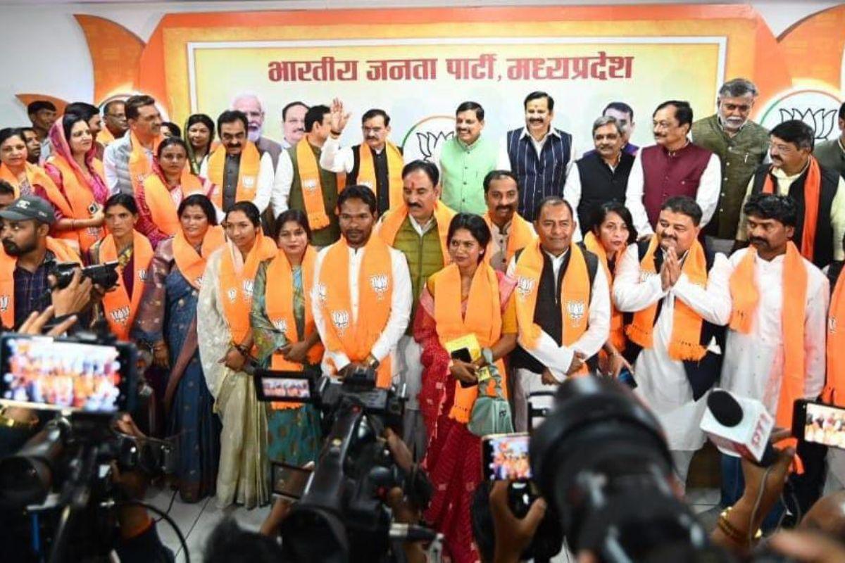 लोकसभा चुनाव से पहले डिंडोरी में कांग्रेस को बड़ा झटका, जिला पंचायत अध्यक्ष सहित दर्जनों कांग्रेसी भाजपा में हुए शामिल