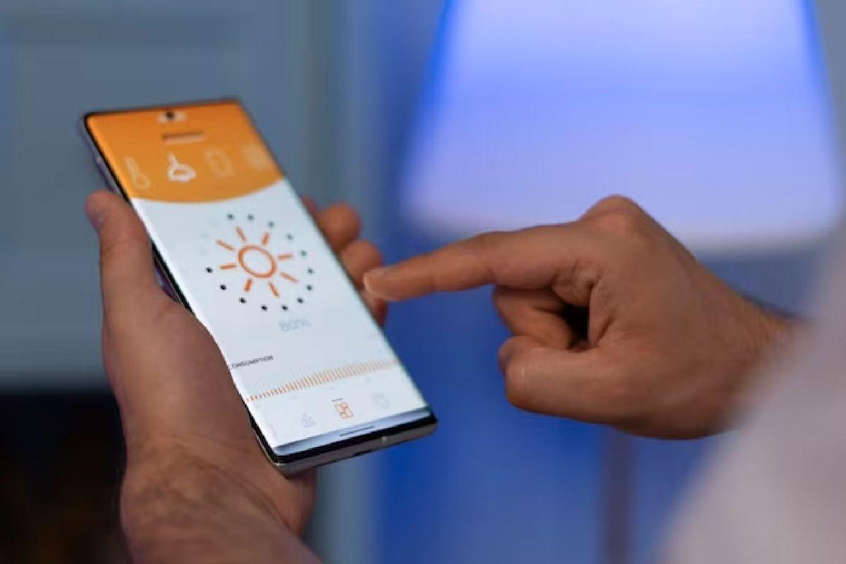 रेल यात्रियों का गायब मोबाइल फोन ढूंढ़ निकालेगा रेलवे सुरक्षा बल, दूरसंचार विभाग से मिलाया हाथ