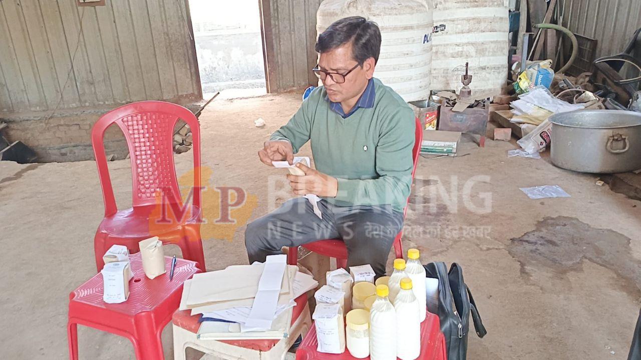 Dabra News: खाद्य सुरक्षा विभाग ने दूध डेरियों पर की छापेमार कार्रवाई, दुकान को किया गया सील