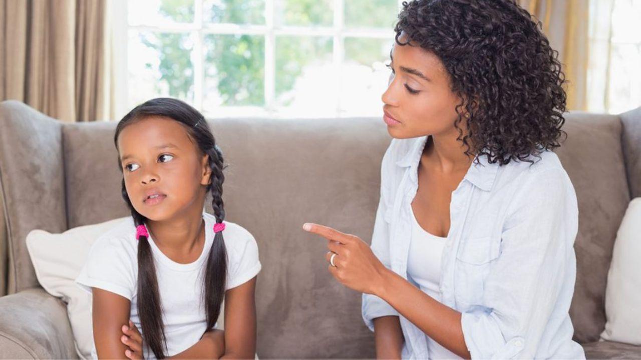 क्या आप भी ओवरप्रोटेक्टिव पेरेंट हैं? कहीं आप प्लास्टिक रैप पेरेंटिंग के शिकार तो नहीं, जानें