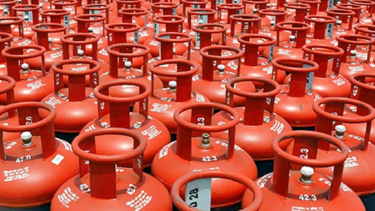 LPG गैस को लेकर घबराने की जरूरत नहीं, डिलीवरी में देरी हो तो ऐसे करें शिकायत