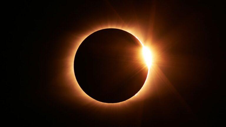 Surya Grahan 2026 : फरवरी में साल का पहला सूर्य ग्रहण, भारत में दिखेगा? राशियों पर पड़ेगा असर? जानें डेट टाइम और सूतककाल