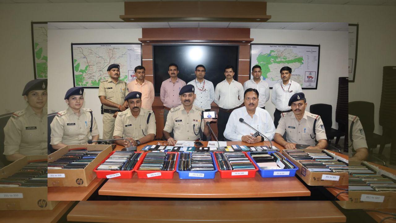 Gwalior News : गुम हुए मोबाइलों को लौटा कर पुलिस ने मायूस चेहरों पर लौटाई मुस्कान, सवा करोड़ कीमत के 501 मोबाइल बरामद