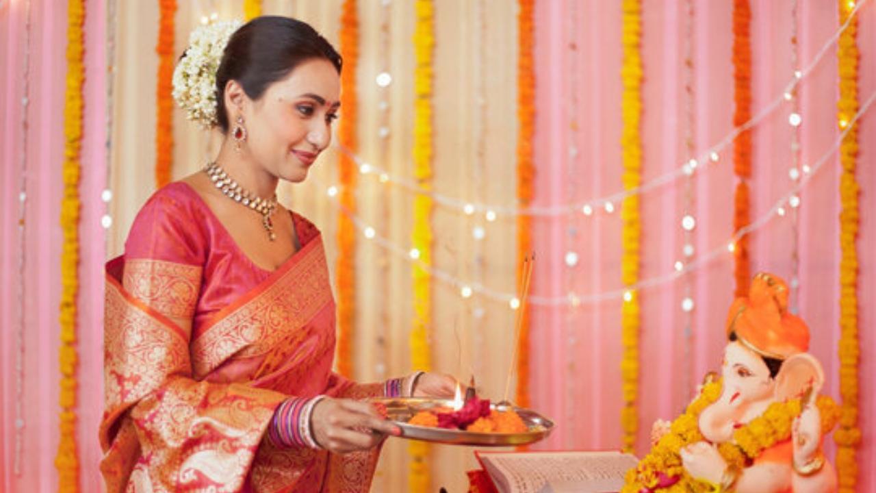 Puja Path Niyam: खड़े होकर या बैठकर कैसे करें पूजा? ये है सही नियम, जान लें वरना आएगी दरिद्रता