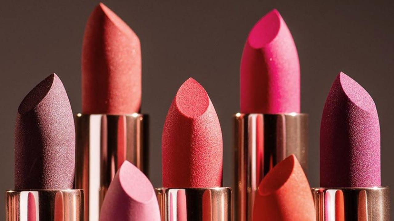 ब्लैक आउटफिट पर परफेक्ट लगेंगे ये Lipstick Shades, लगेंगी बला की खूबसूरत