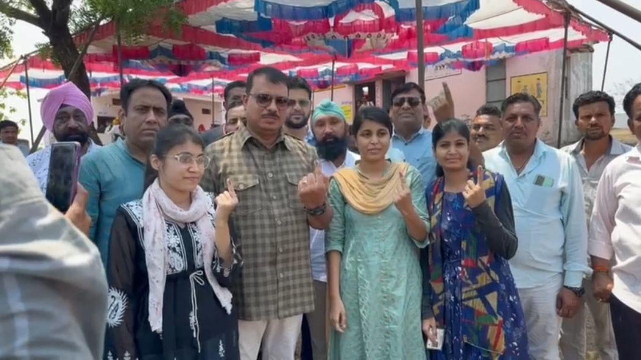 Lok Sabha Election 2024: नेता प्रतिपक्ष उमंग सिंघार ने किया मतदान, बोले- संविधान बचाने लोग कांग्रेस के साथ हैं