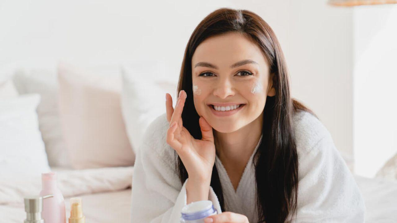 नहाने के बाद चेहरा दिखने लगता है ड्राई? इन टिप्स को अपनाकर पाएं सॉफ्ट और हाइड्रेटेड स्किन