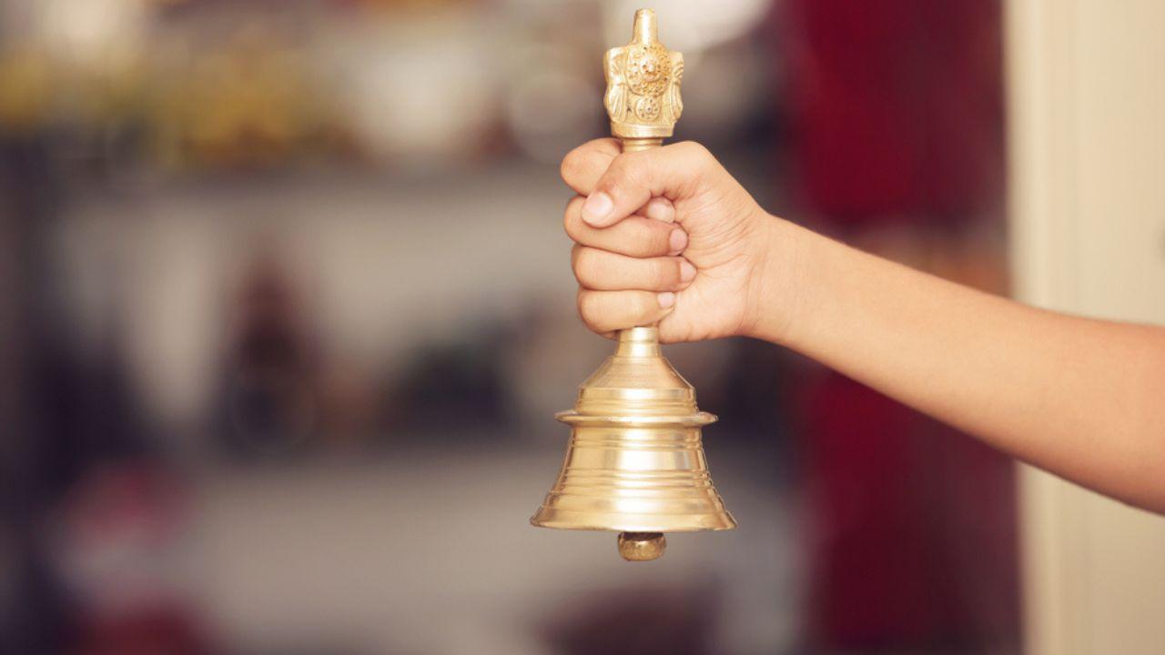 Puja Path Niyam: घर में ऐसे रखें घंटी, बजाते समय करें इन नियमों का पालन, प्रसन्न होंगे देवी-देवता, बढ़ेगी सुख-समृद्धि 
