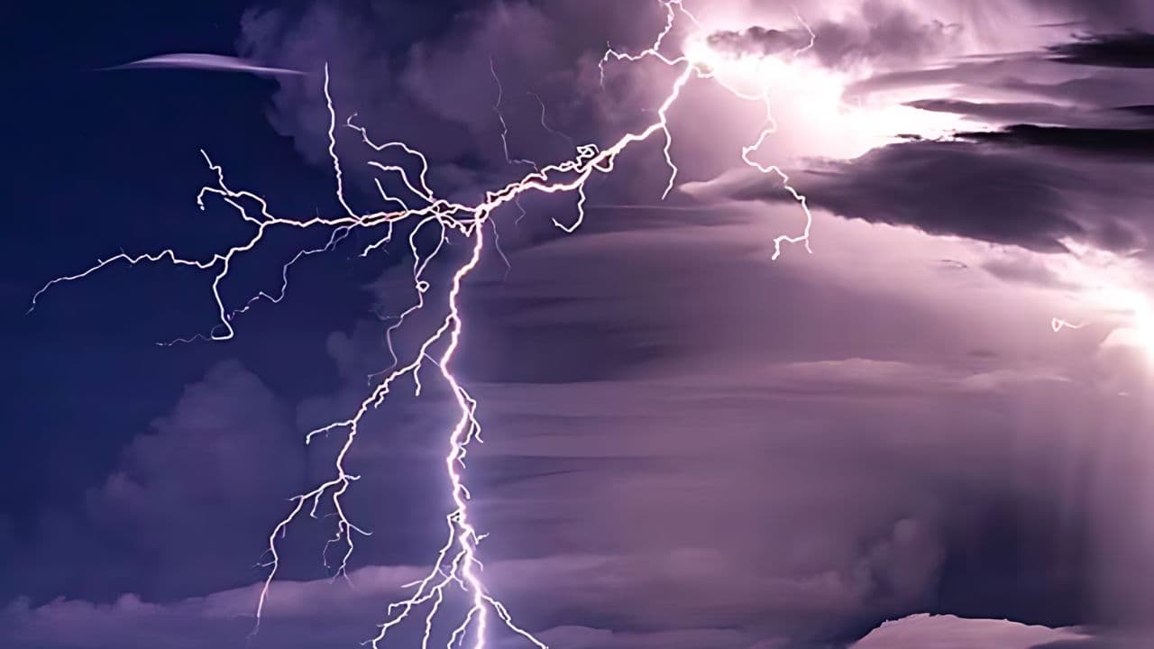 Dewas News : आकाशीय बिजली गिरने से दंपती की मौत, खेत पर काम करने के दौरान हुआ हादसा