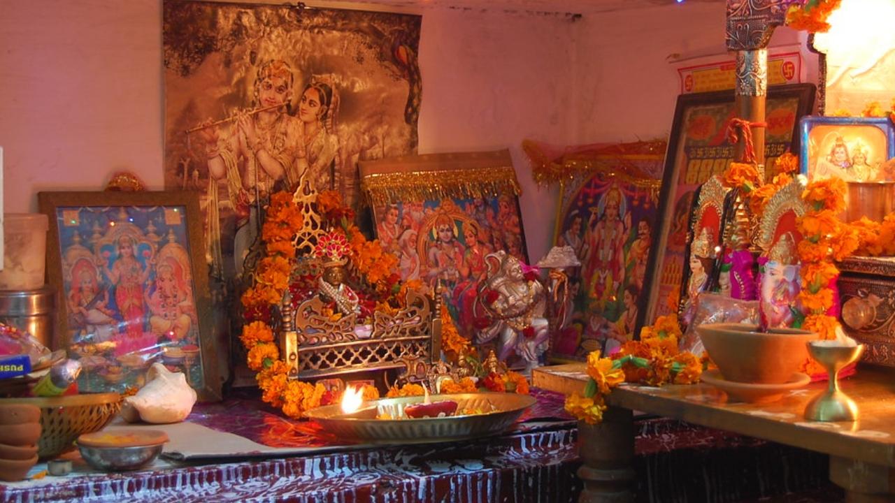 Puja Path Niyam: घर में रखते हैं मूर्ति तो जान लें ये 6 नियम, साइज-दिशा का रखें ख्याल, वरना नाराज हो जाएंगे देवी-देवता 