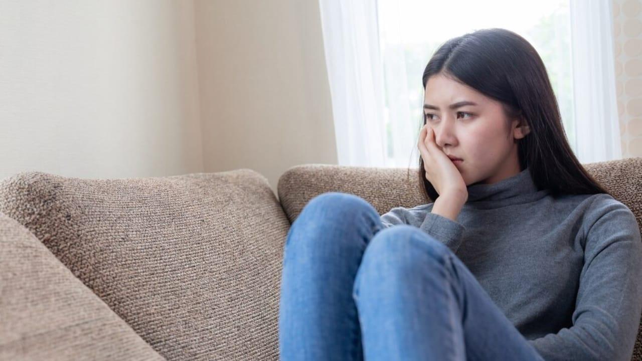 Loneliness Symptoms: अकेलेपन का शिकार होने के 5 लक्षण, आज ही दें ध्यान