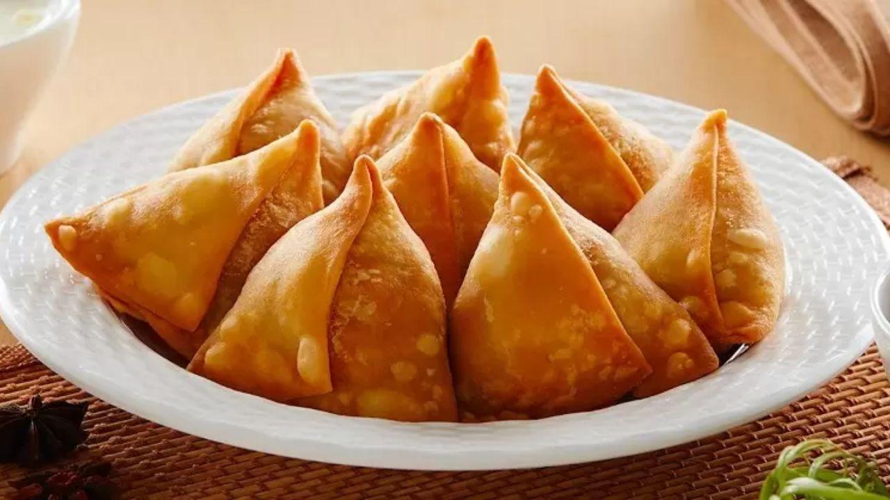 एक समोसा मांगने पर भड़के दुकानदार ने किया ग्राहक पर रॉड से हमला! वीडियो हो रहा वायरल, प्रत्यक्षदर्शियों ने बताया वाकया