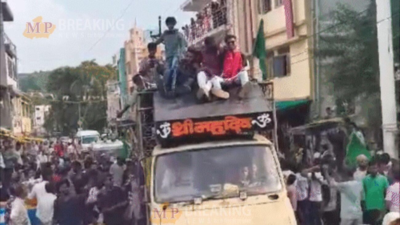 MP News: नरसिंहगढ़ में ताजिये के जुलूस में फिलिस्तीन का झंडा लहराने पर हुआ हंगामा, पुलिस ने युवक को किया गिरफ्तार