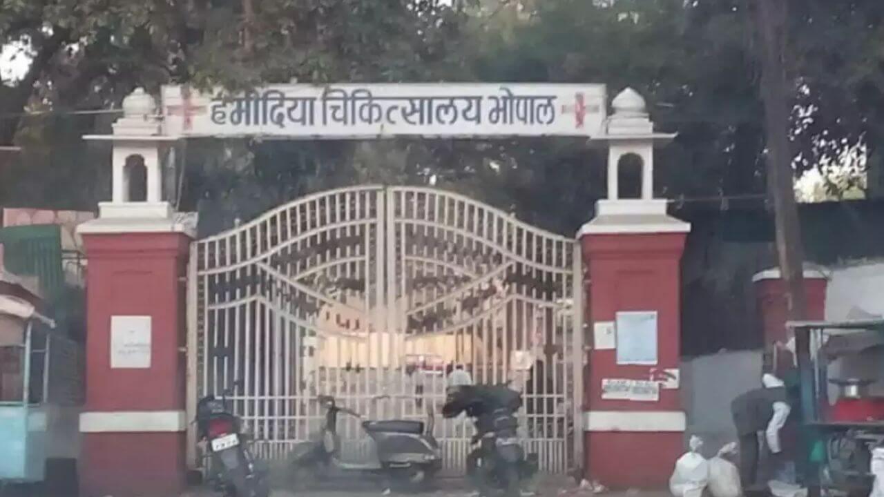 भोपाल के हमीदिया अस्पताल में हंगामा, परिजनों का आरोप-घायल जिंदा महिला को इलाज की बजाए मर्चुरी के फ्रीजर में रखा