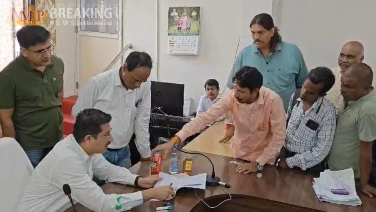 महंगी हुई शराब : देवास कलेक्टर की जनसुनवाई में पहुंची फरियाद, शिवसेना ने की अधिक दाम पर शराब बेचने की शिकायत