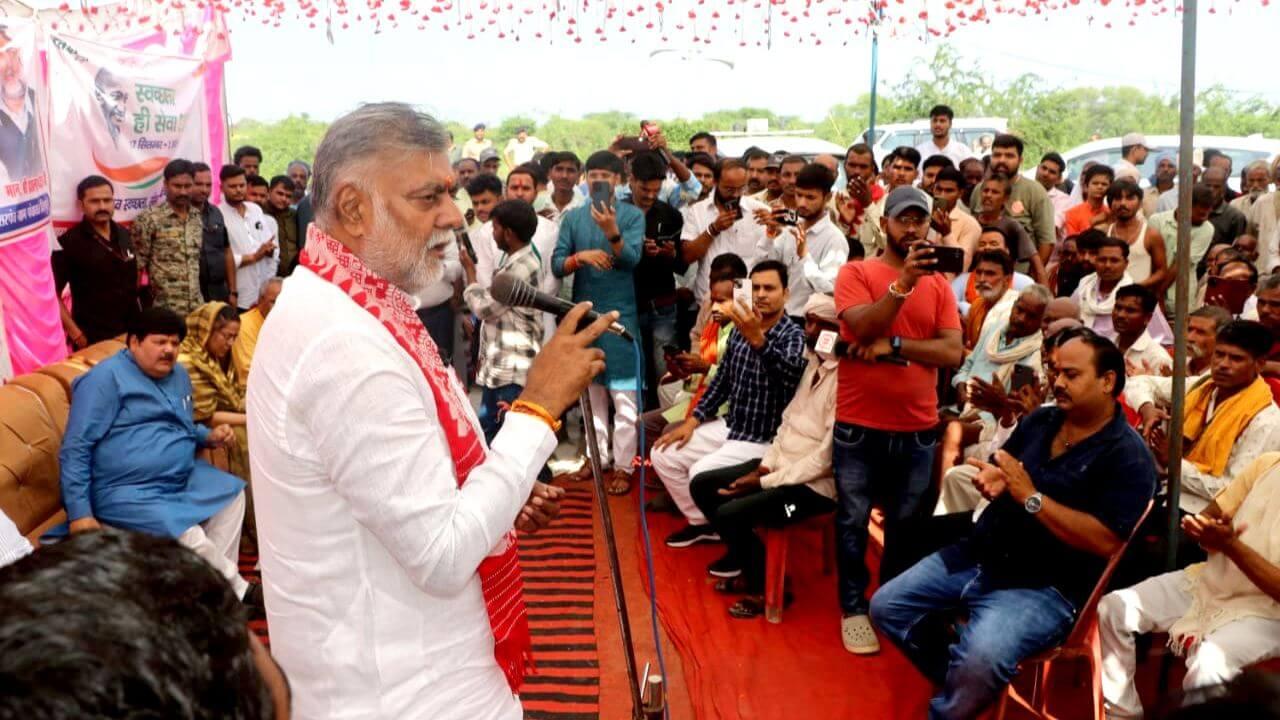 बाढ़ पीड़ितों का हाल जानने पहुंचे पंचायत मंत्री प्रह्लाद पटेल, ख़राब हुई सड़कों को शीघ्र सुधारने के निर्देश